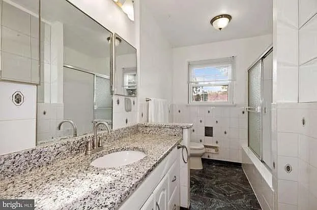 Main level bath