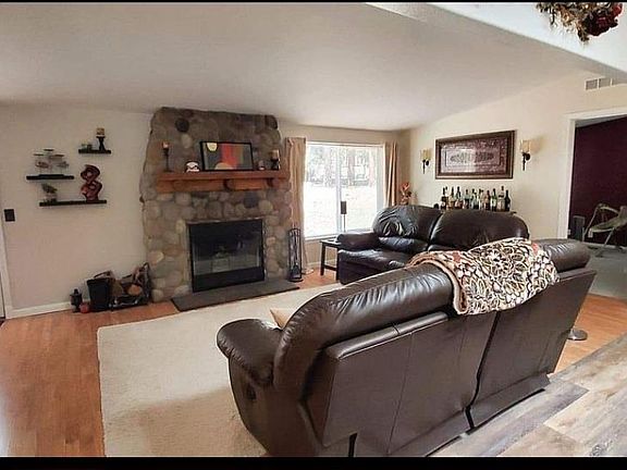 3rd image of 478-405 Alta Dr