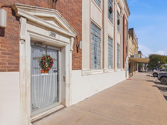 3rd image of 207 W Grand Ave