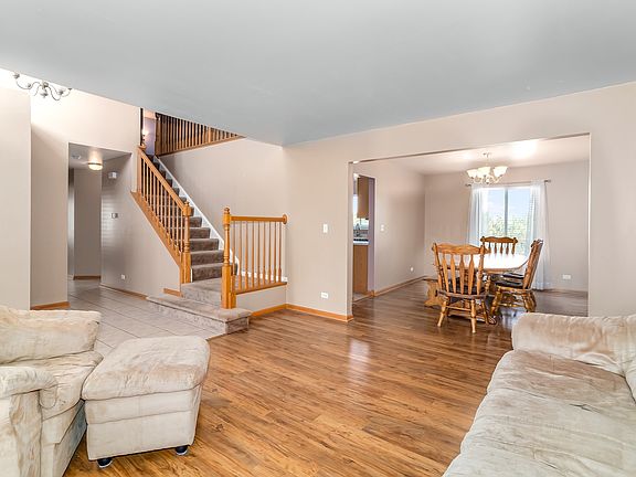 Upgraded wood laminate floors installed 2016!