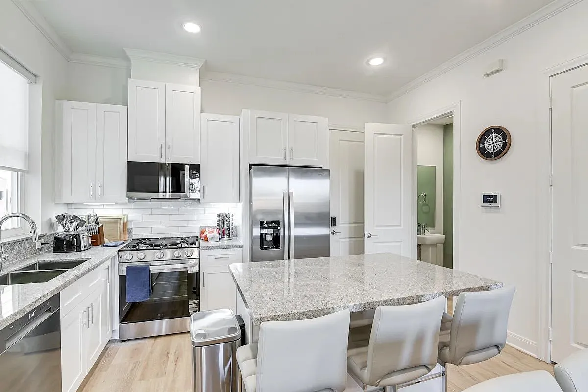 3 bed, 3.5 bath, 1350 sqft, $2,900 — Photo 3