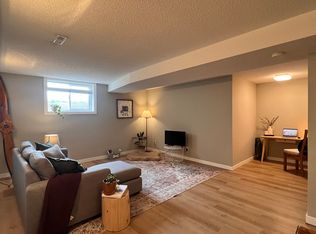 7305 37th Ave NW #Basement, Calgary, AB T3B 1W7
