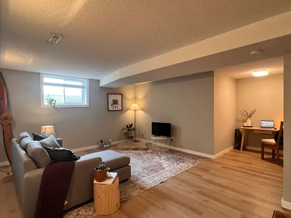 7305 37th Ave NW #Basement, Calgary, AB T3B 1W7