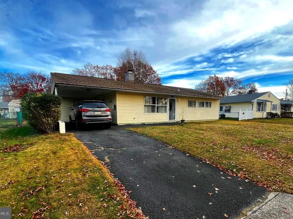 36 Old Spruce Ln, Levittown, PA 19055