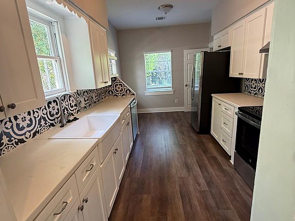 3rd image of 909 King St