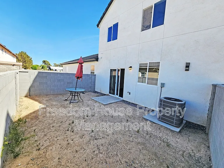 384 Erin St — Photo 32