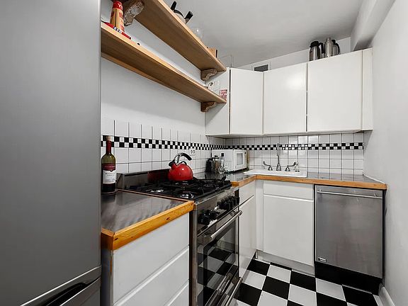 4th image of 142 E 16th St APT 2C