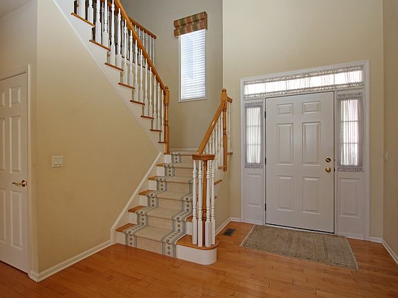 3rd image of 9 Whalen Ct