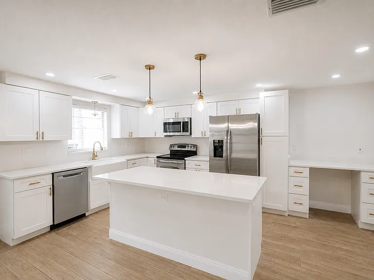 3120 Sandspur Dr — Photo 8