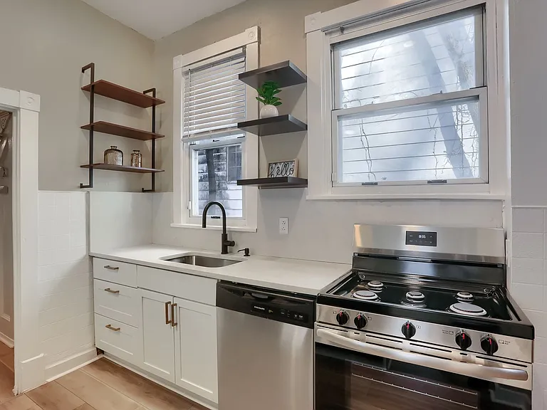 513 Grace St — Photo 16