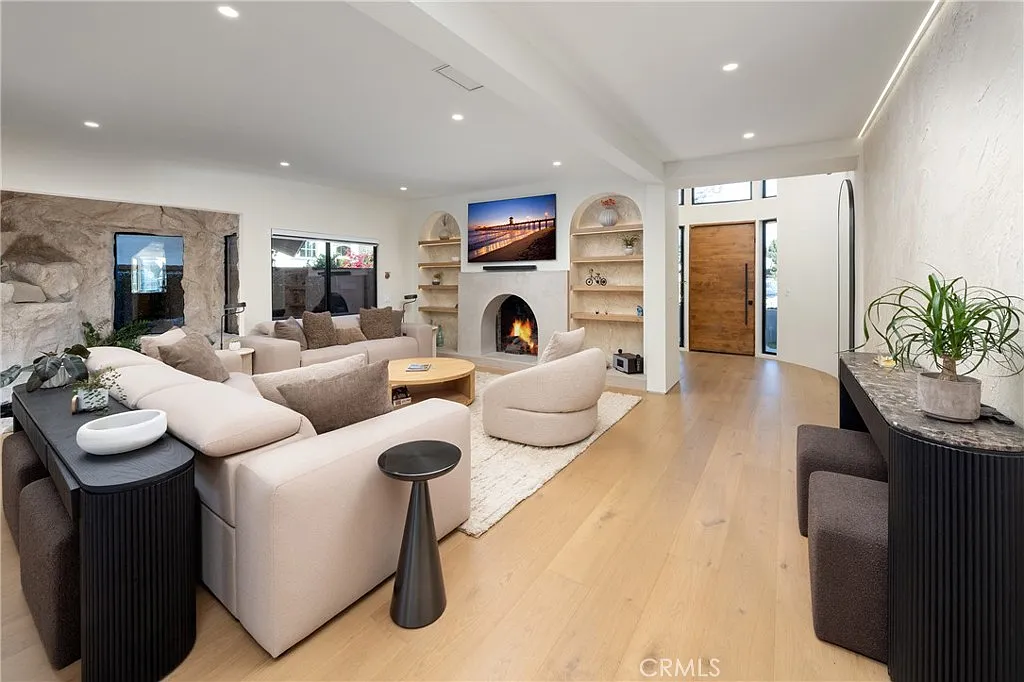 5 bed, 5.5 bath, 5500 sqft, $19,500 — Photo 4