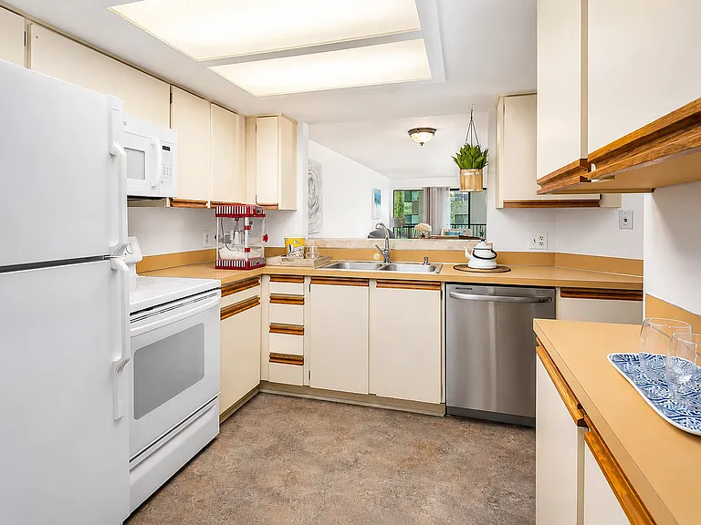 500 W Roy St #W103 — Photo 10