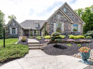 10825 Lakebrook Dr, Willoughby, OH 44094