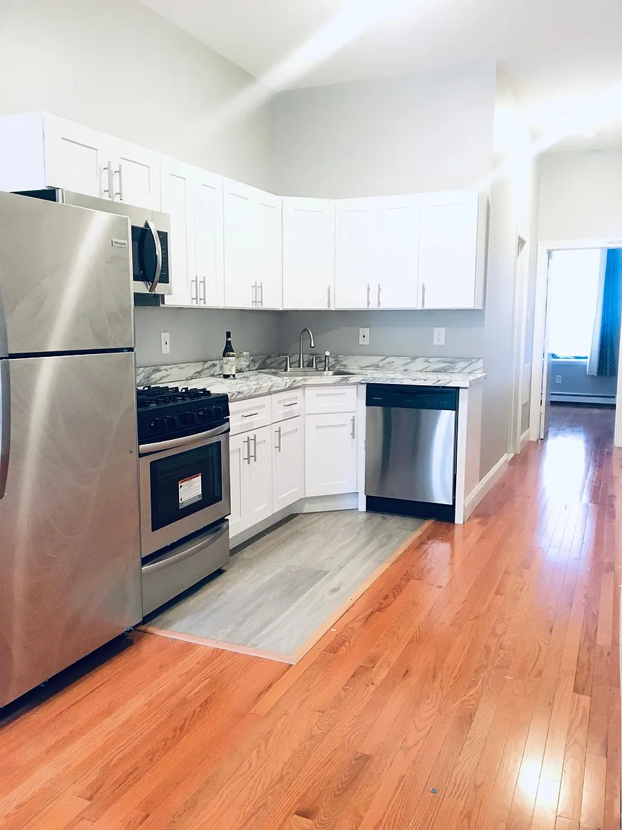 Building Photo - 811 Park Ave #2