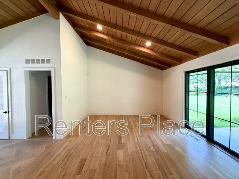 2616 E 58th St S — Photo 3