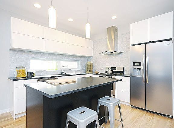 5th image of 519 N Oakley Blvd