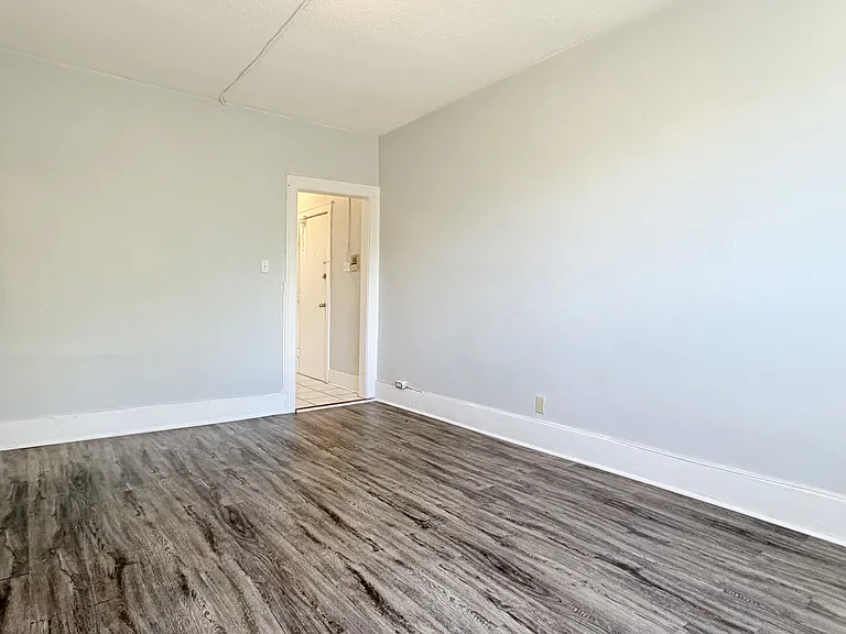 1441 Wyandotte St E #13 — Photo 3