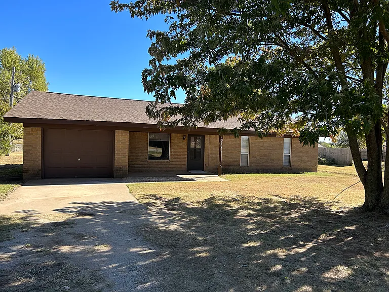 1007 W Chatburn Dr — Photo 1