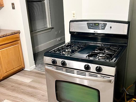 4th image of 835 N Hermitage Ave #2