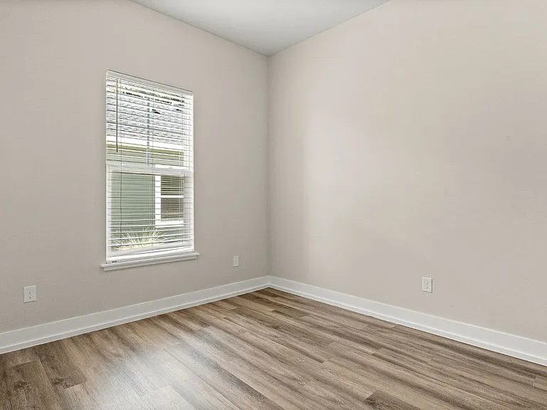 420 NW 1st St — Photo 18