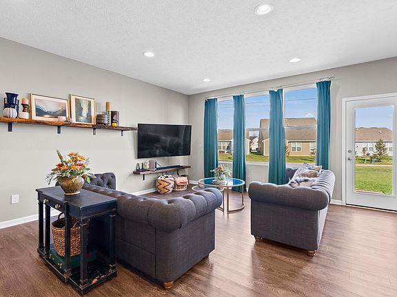 4th image of 908 Peacock Dr