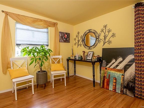 5th image of 106 Oak St