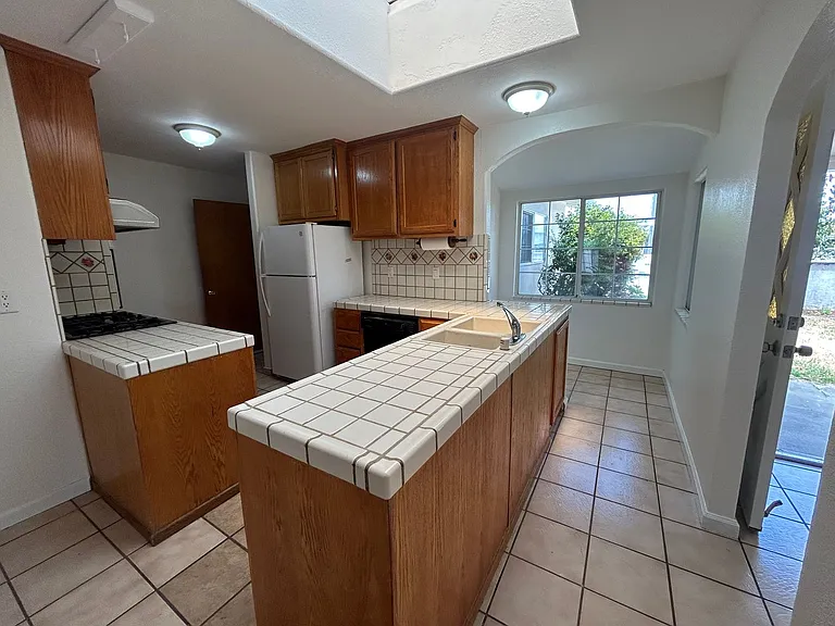 1430 Linwood Dr — Photo 6