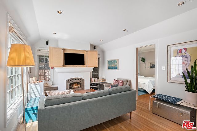 1st image of 432 Westbourne Dr