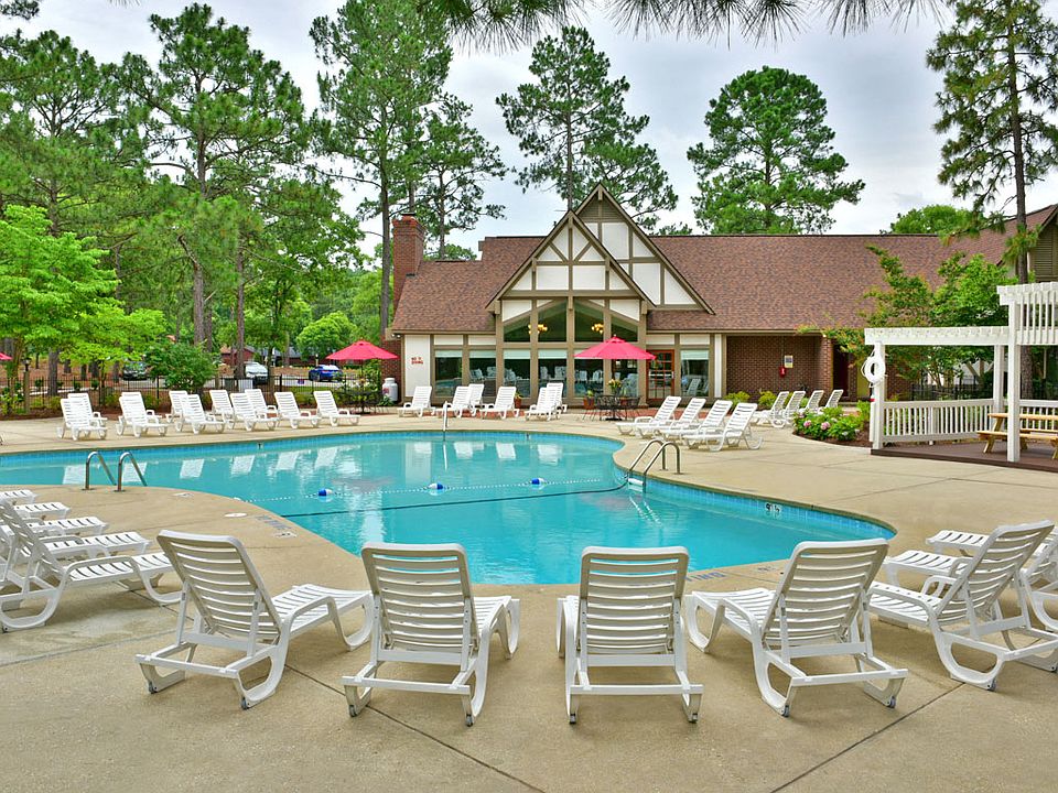 Sparkling Swimming Pool & Sundeck