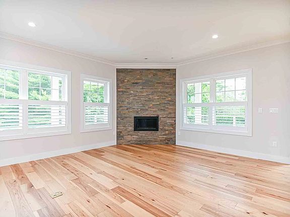 4th image of 960 Sagamore Avenue #23