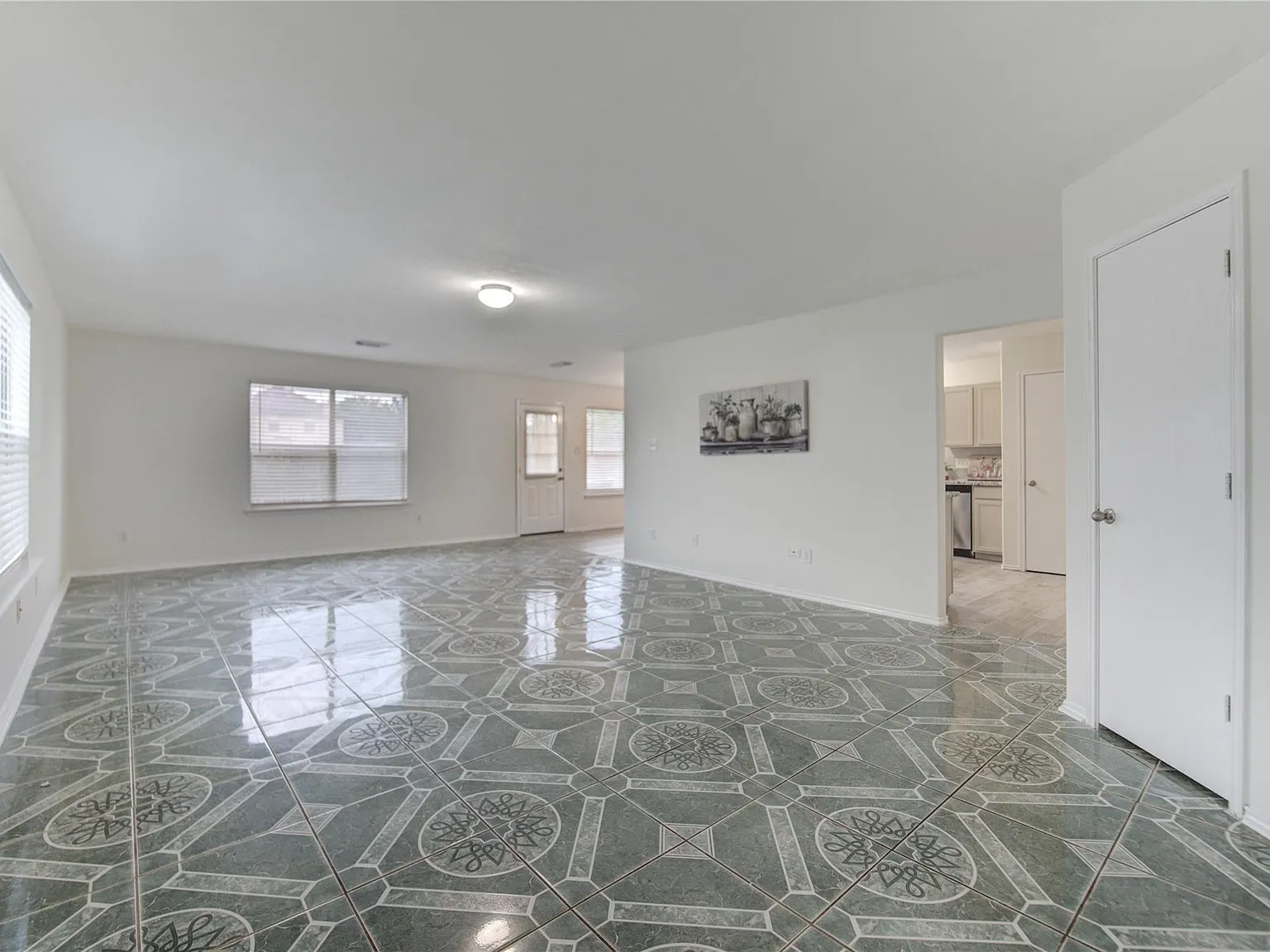 4 bed, 2.5 bath, 2360 sqft, $2,400 — Photo 4