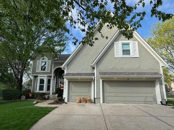 8215 W 129th Ter, Overland Park, KS 66213