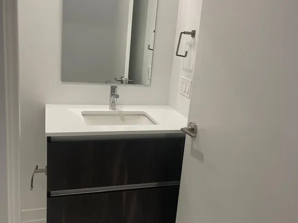 395 Dundas St W, Oakville, ON