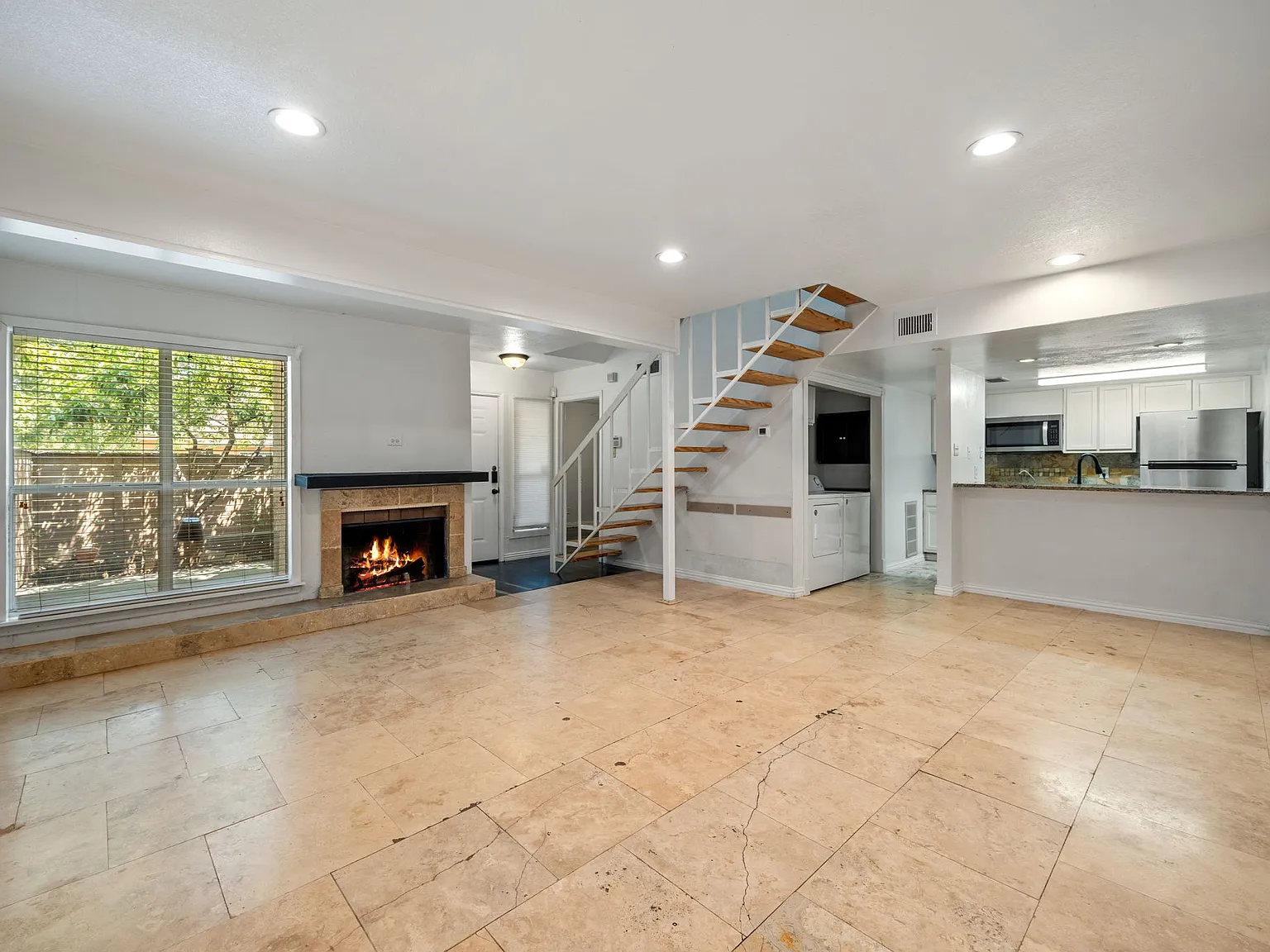 2 bed, 970 sqft, $1,700 — Photo 2