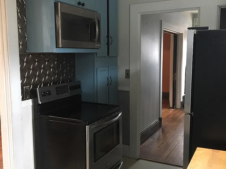 1039 Highland Ave — Photo 2