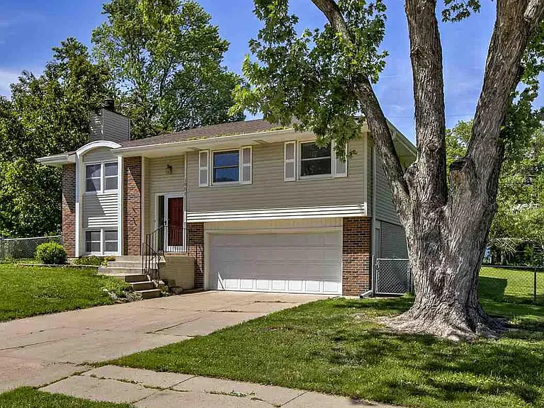1901 Manor Ct — Photo 2