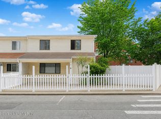 6 Greentree Ln, Staten Island, NY 10314