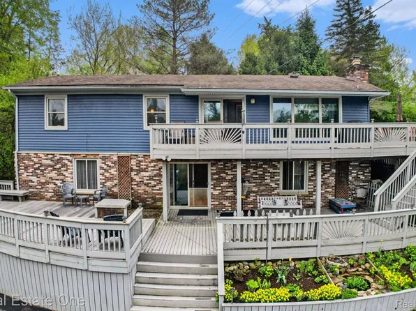 7529 Bishop Rd, Brighton, MI 48116