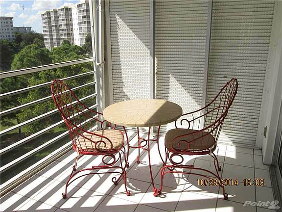 View of nice quality table & chairs on sceened balcony with privacy