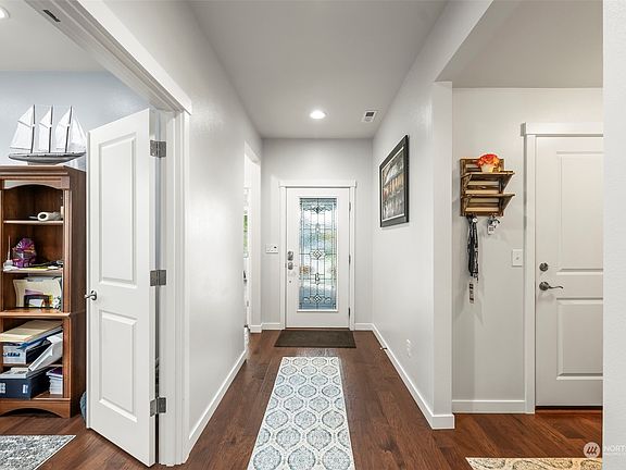 4th image of 13901 197th Avenue E