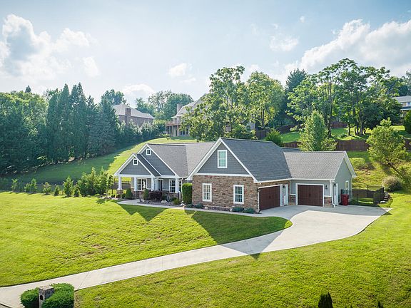 3rd image of 1064 Broad Leaf Dr