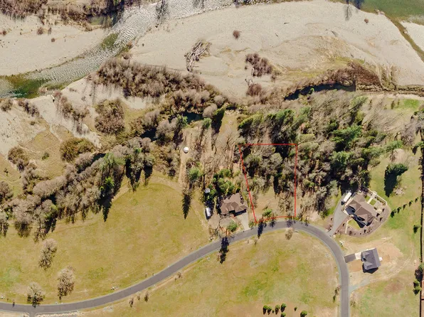 575 E Forks Cir, Cave Junction, OR 97523