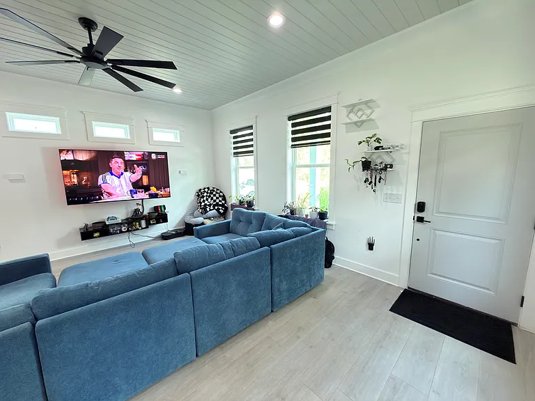 4852 Boat St — Photo 5