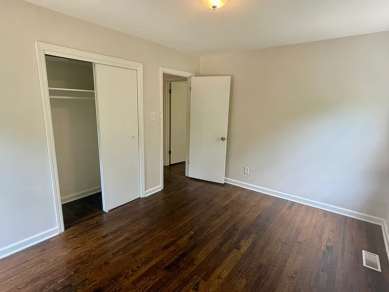 107 Stanley Ter — Photo 29