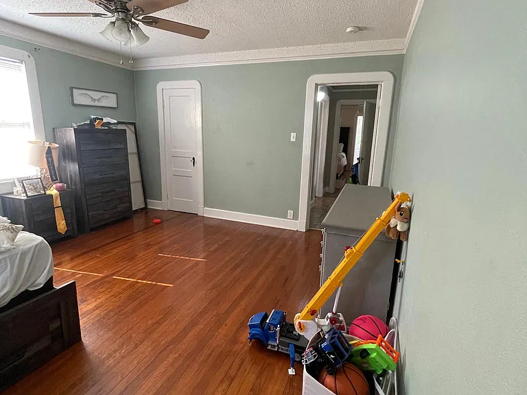 Secondary bedroom with closet.