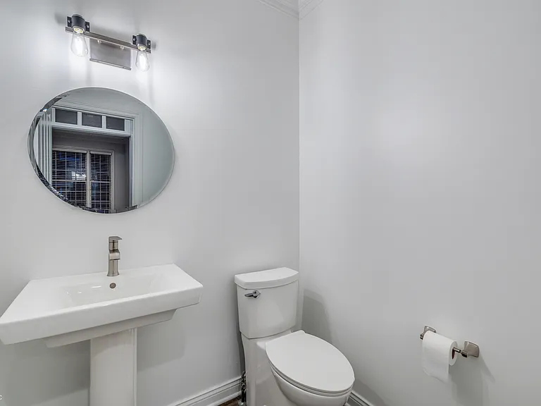 2068 Broughton St — Photo 18