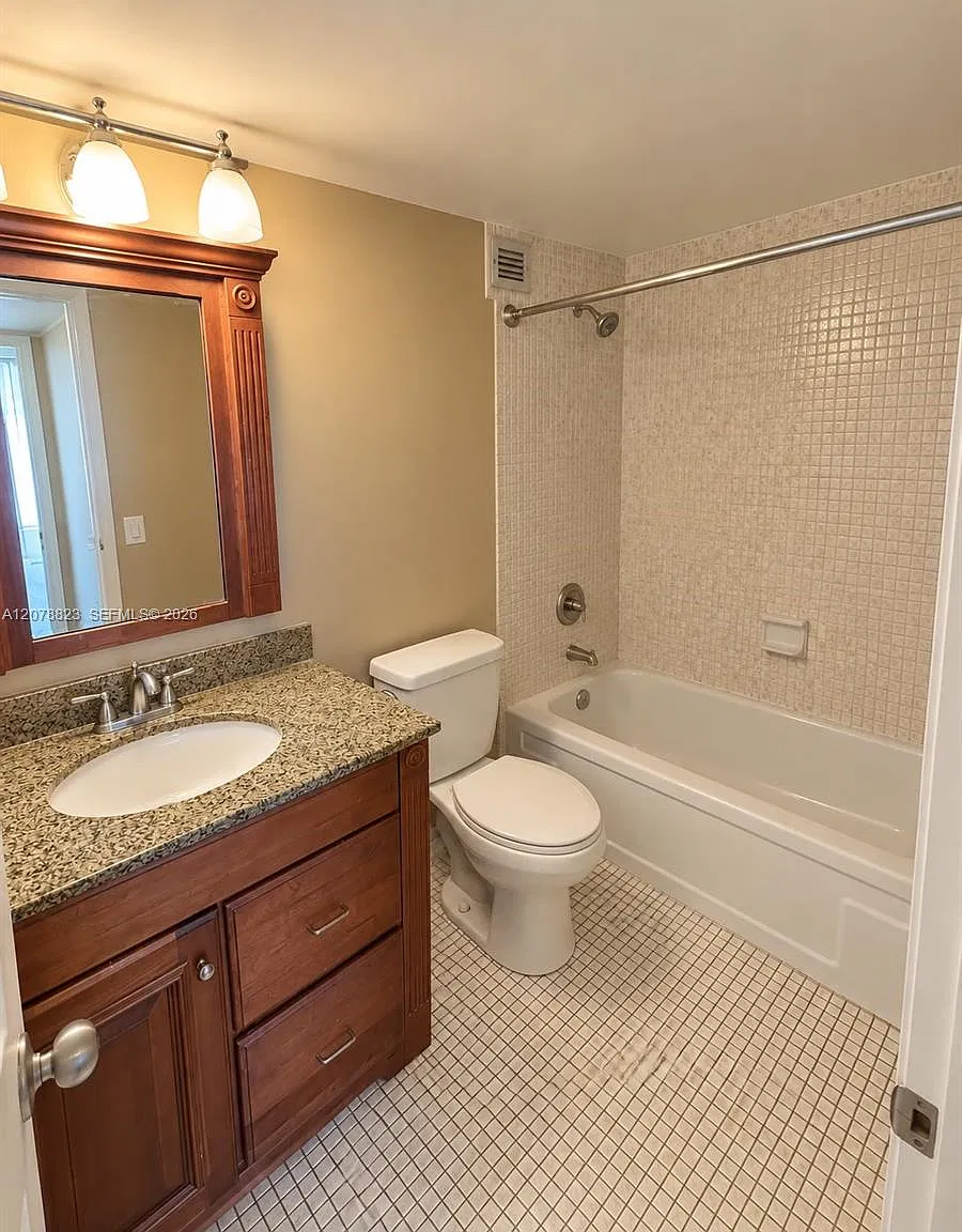 Desoto Park Condo — Photo 4