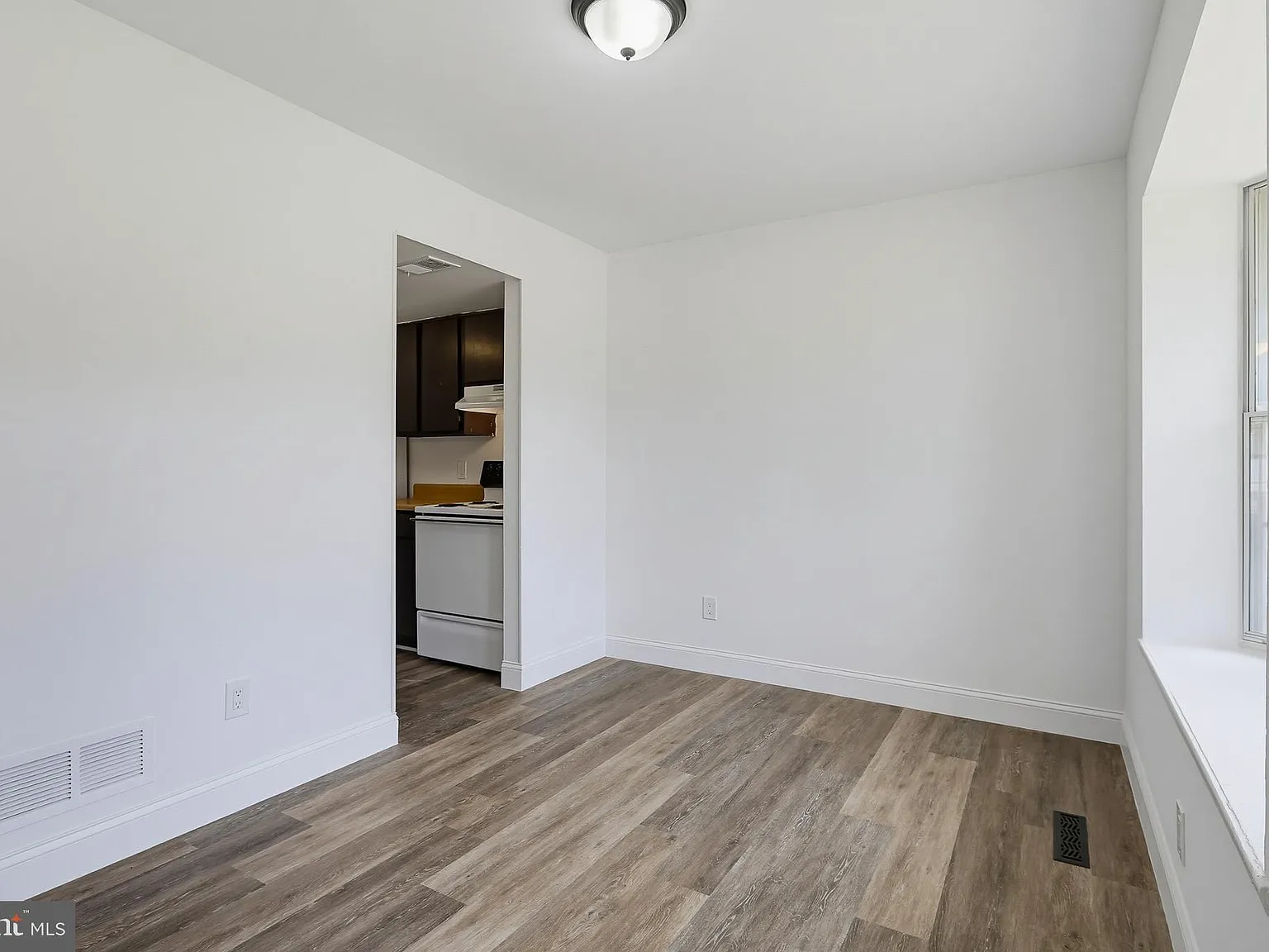 3 bed, 1.5 bath, 1080 sqft, $2,500 — Photo 4
