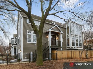 1322 W Wolfram St, Chicago, IL 60657