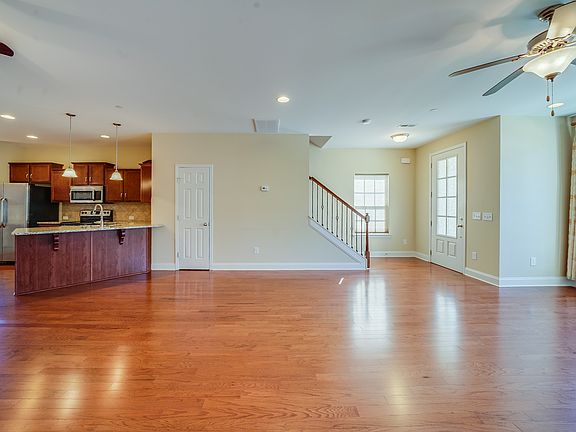 3rd image of 618 Cobert Ln